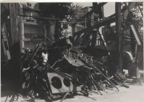 Original Foto Berlin Kreuzberg, Viktoriapark, Schrottplatz, um 1945/46, ca. 13 x 18 cm