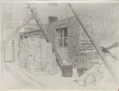 Original Foto Berlin Kreuzberg, Naunynstraße 3, Wiederaufbau, um 1945/46, ca. 13 x 18 cm