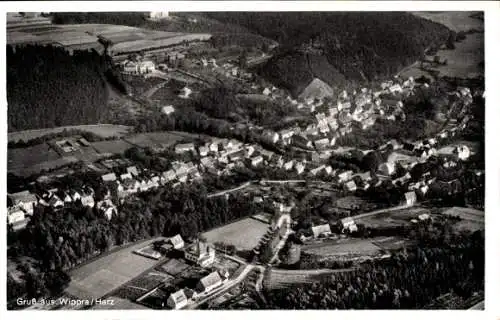 Ak Wippra Sangerhausen am Harz, Luftaufnahme, Häuser, Wiese, Wald, kleine Kirche