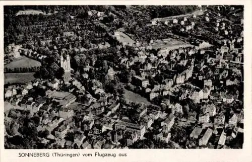 Ak Sonneberg in Thüringen, Luftaufnahme von  Thüringen, Häuser, Kirche, Bäume