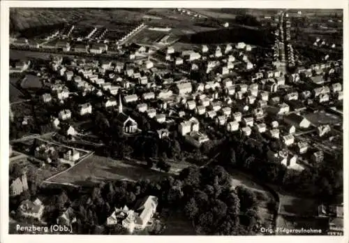 Ak Penzberg in Oberbayern, Luftaufnahme von Penzberg, Wohnsiedlungen, Kirche, Felder