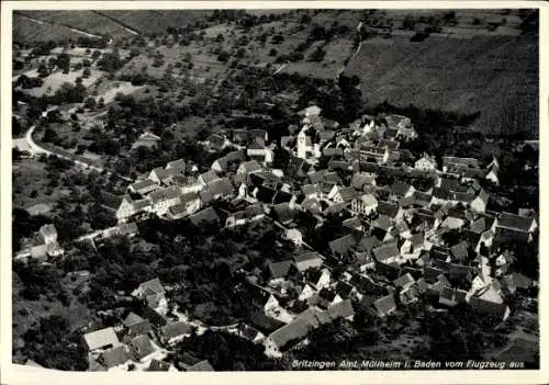 Ak Britzingen Müllheim in Baden Schwarzwald, Luftaufnahme von  Ort mit vielen Häusern, umgeben vo