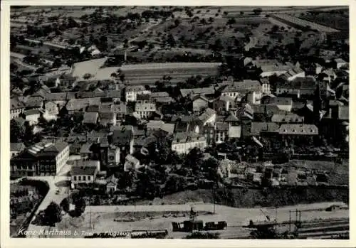 Ak Trier an der Mosel, Luftaufnahme der Stadt, Häuser, Felder, Bahngleise, Landschaft