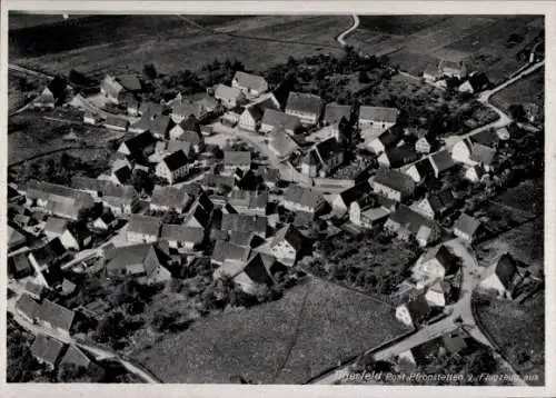 Ak Pfronstetten in Württemberg, Luftaufnahme, Wohnhäuser, ländliche Umgebung, Schwarz-Weiß