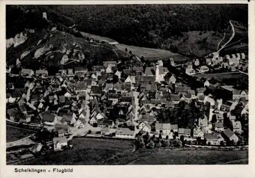Ak Schelklingen Schwäbische Alb, Flugaufnahme von  viele Dächer, umgebende Landschaft