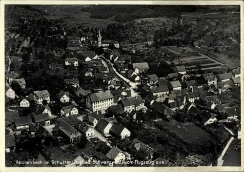 Ak Reichenbach im Vogtland, Luftaufnahme von Reichenbach, Kirche, Wohnhäuser, Landschaft
