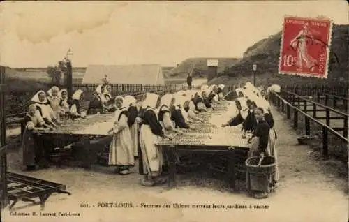 CPA Port-Louis Morbihan, Femmes des Usines mettant leurs sardines à sécher