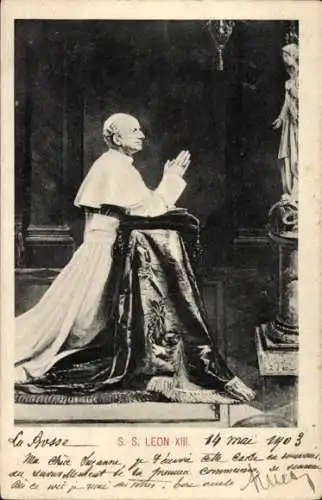 Ak Vatikan Rom Lazio, Papst Leo XIII. kniet vor einer Statue.