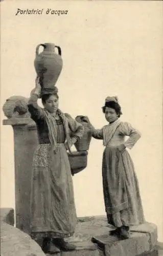 Ak Zwei Frauen in Volkstracht stehen am Brunnen, Wasserschöpferin, Wasserkrug
