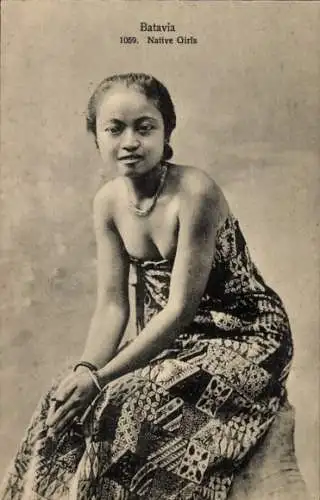 Ak Batavia Jakarta Java Indonesien, Eine junge Frau in traditioneller Kleidung sitzt auf einem...