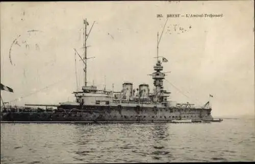 Ak Brest Finistère, Ein Schiff liegt im Wasser. Auf dem Schiff sind viele Masten und Schornste...