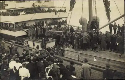 Foto Ak Ankunft der deutschen Truppen, Soldaten an Bord, Schiff, Kaiserzeit