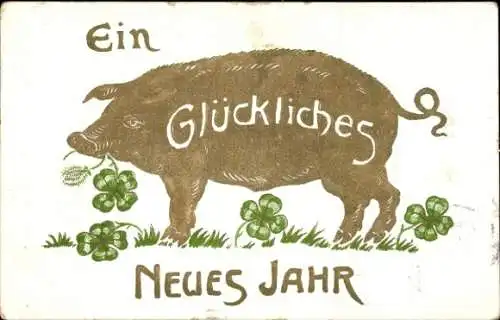 Ak Plön am See Holstein, Ein Schwein mit einem Kleeblatt im Maul steht auf einer Wiese. Danebe...