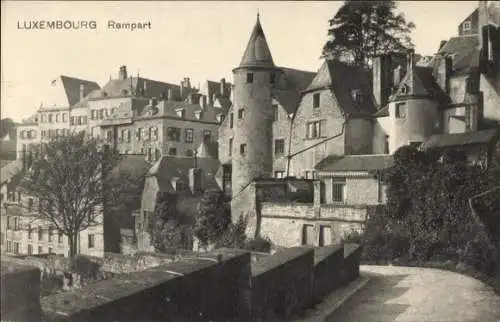 Ak Luxemburg Luxembourg, Altstadtansicht, Rempart, historische Gebäude, charakteristische Arch...