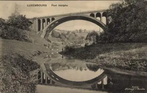 Ak Luxemburg Luxembourg, Brücke Pont Adolphe, Reflexion im Wasser, umgebende Natur