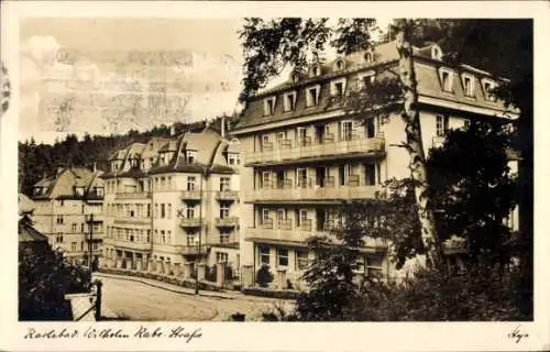 Ak Karlovy Vary Karlsbad Stadt, Historische Gebäude, Architektur, Balkone, Wald im Hintergrund