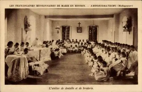 Ak Ambohidratrimo Madagaskar, Vorderseite zeigt Missionarinnen, Kinder im Atelier, Handwerk, r...