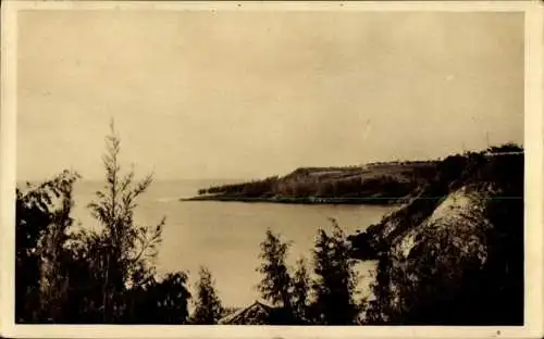 Ak Dakar Senegal, Küstenansicht, Bäume am Wasser, Berglandschaft, sepia-Farbton