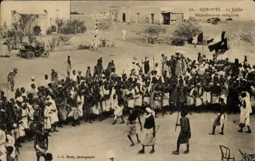 Ak Djibouti Dschibuti, Menschenmenge, Menschen mit Fahnen, Feierlichkeiten, Fotograf J.-G. Mody