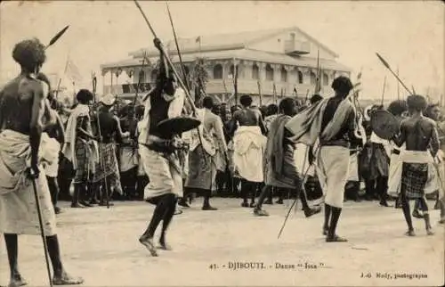Ak Djibouti Dschibuti, Menschenmenge, Tanz, traditionelle Kleidung, historische Gebäude