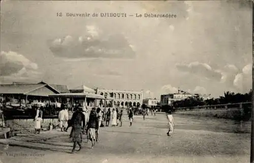 Ak Djibouti Dschibuti, Blick auf Le Débarcadère, Menschen, historische Gebäude