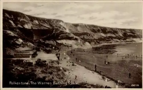 Ak Folkestone Kent England,  The Warren Bathing Place, Strand, Küstenlandschaft, Menschen am S...