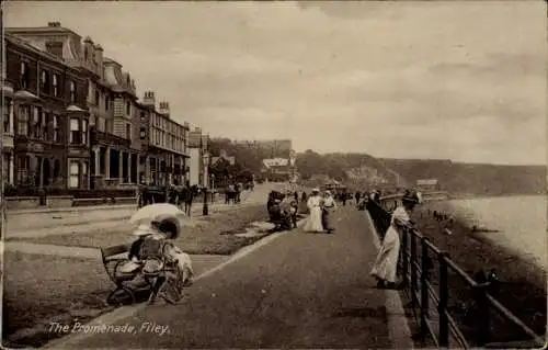 Ak Filey Yorkshire England, Bebautes Küstengebiet, Promenade, Spaziergänger, herrliches Wetter.