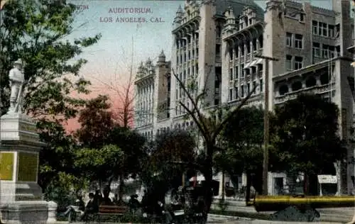 Ak Los Angeles Kalifornien USA, Auditorium,  Park mit Statue, historische Gebäude, Menschen