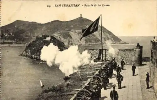 Ak Donostia San Sebastian Baskenland, Batterie der Damas, Küstenansicht, Kanonen, Flagge, Berg