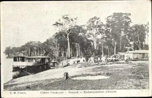 Ak Moyen Congo Französisch Kongo, Schiff, Ufer, Bäume, Menschen, Gebäude