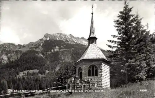 Ak Mauthen in Kärnten, Plöckenpass, Helden-Gedenkkapelle, Gebirgsmassiv, Pinienwald, 1250 m.