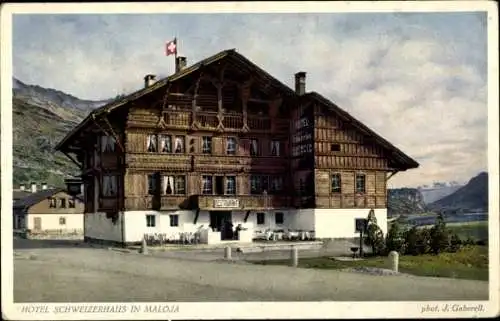 Ak Maloja Kanton Graubünden, Hotel Schweizerhaus, Schweizer Flagge, malerische Landschaft, Fot...