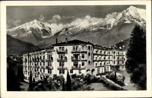 Ak Meran Merano Südtirol, Hotelansicht, hohe Berge im Hintergrund, keine Personen