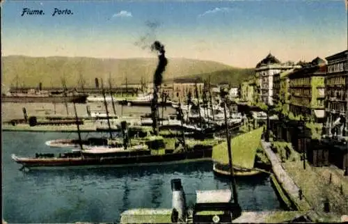 Ak Rijeka Fiume Kroatien, Hafenansicht, Schiffe, Gebäude, Gebirge im Hintergrund, Farbigkeit