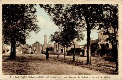 CPA Saint Etienne de Montluc Loire Atlantique, Avenue du Calvaire, devant la Mairie