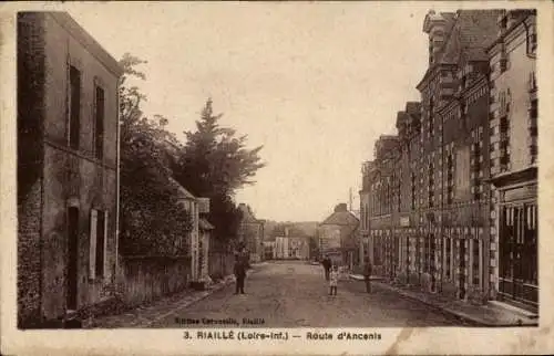 Ak Riaillé Loire Atlantique, Straße, Häuser auf beiden Seiten, Menschen, Wiese im Hintergrund