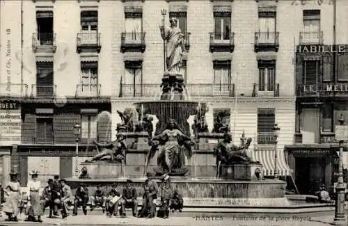 Ak Nantes Loire Atlantique, Fontaine de la place Royale, Menschen sitzen,  Architektur