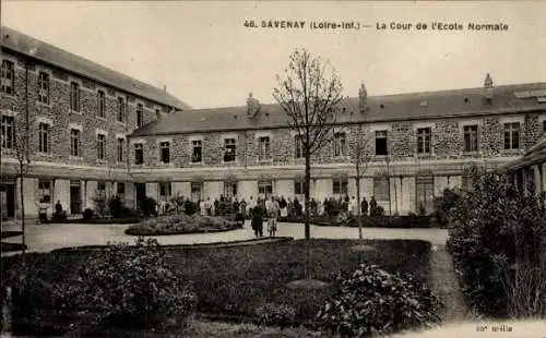 Ak Savenay Loire Atlantique, Historisches Gebäude, Innenhof, Schüler versammelt, Steinmauern, Bäu
