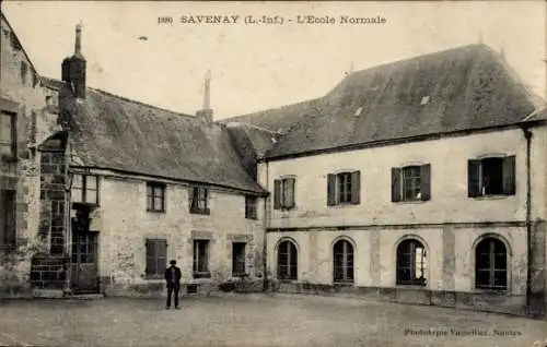 Ak Savenay Loire Atlantique, Historisches Gebäude, L'Ecole Normale, 1880, Mensch steht im Innenho