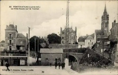 Ak Pontchateau Loire Atlantique,  Stadtansicht, Tunnel, Hochhäuser, alte Architektur, 2 Personen 