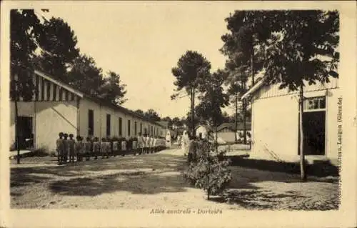 Ak Bordeaux Gironde, Allée centrale, Dortoirs, Kinder in Reihe, Gebäude im Hintergrund