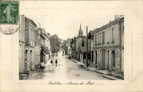Ak Cadillac sur Garonne Gironde, Avenue du Pont, französische , schmale Straße, alte Gebäude, Men