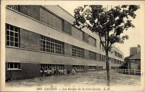 Ak Cachan Val de Marne, Schulgebäude, Baum, Kinder, Cité-Jardin, E. M.
