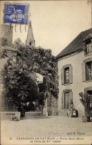 Ak Ferrières en Gâtinais Loiret, Porte Saint Macé et Puits du XV siècle, clocher