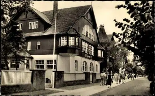Ak Ostseebad Bansin auf Usedom, Ostseebad  FDGB-Erholungsheim Seehof, Fußgänger auf Straße