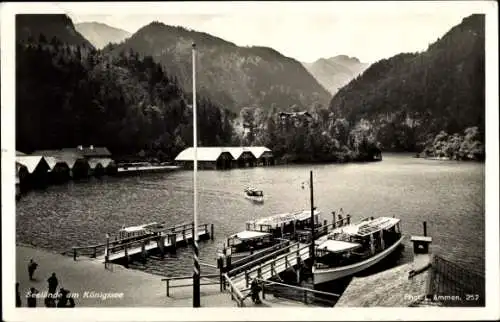 Ak Königsee Königssee Oberbayern, Seelandschaft, Bergblick, Holzboote, Anlegestelle