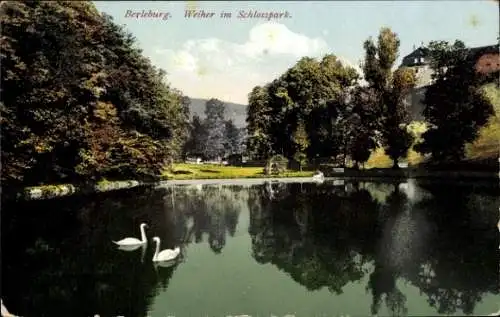 Ak Bad Berleburg in Westfalen, Weiher im Schlosspark, Schwäne, schöne Natur, farbenfrohe 
