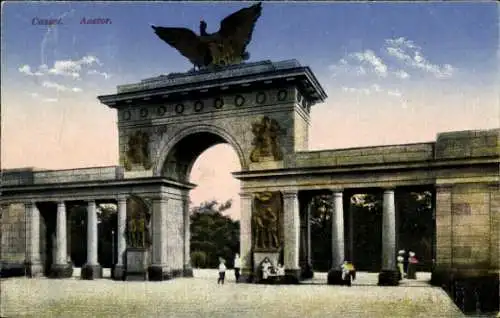 Ak Kassel in Hessen, Bogen mit Adler, Säulen, Reliefs, Personen im Vordergrund