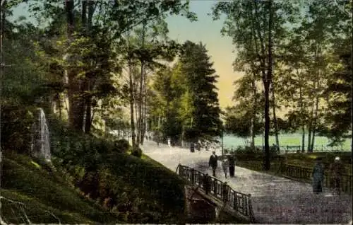 Ak Bad Nauheim in Hessen, Park mit Bäumen, Spaziergänger, Weg, Teich, Natur