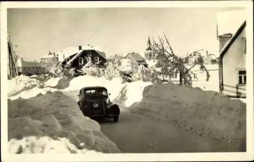 Ak Neustadt in Sachsen, Verschneite Straße, Holzgebäude, Kirchturm, Auto im Schnee